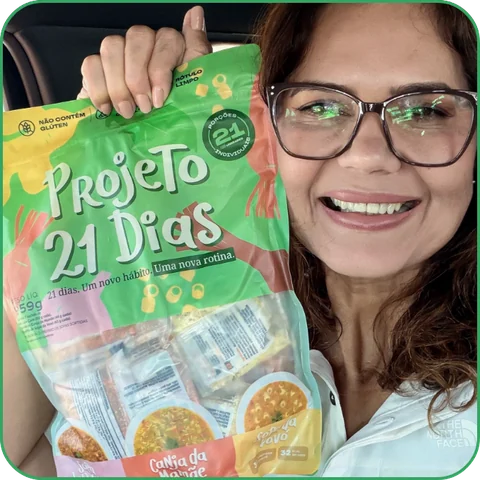Cliente da Holy segurando o kit Projeto 21 Dias